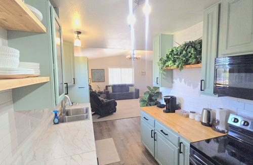 Springerville House | Large Home, Sleeps 13, Hot Tub, Starlink, Air Conditioning
