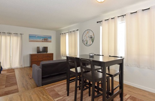 South Daytona House | Large Split Townhome w/ 2 kitchens! Perfect for couple's and blended families!