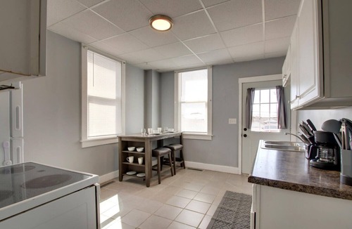 Quincy Apartment | Large Updated Ground Level 1-bedroom East Facing w/Wi-Fi