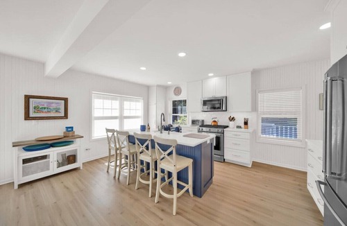 Lexington House | Larry's Lakefront Sleeps 14 with a Private Beach!
