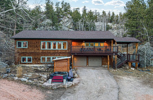 Custer Cabin | Last Stand Pines is a charming cabin in Custer perfect for family getaways
