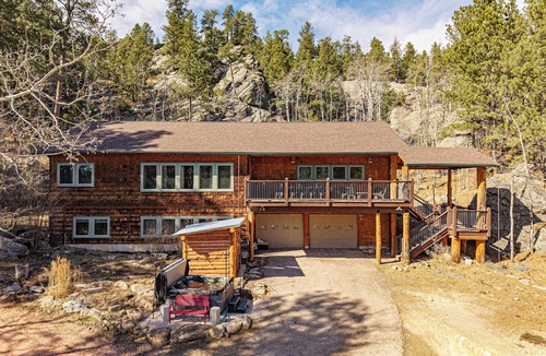 Custer Cabin | Last Stand Pines is a charming cabin in Custer perfect for family getaways