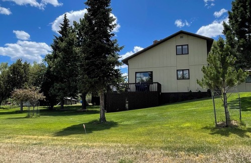 Encampment House | Lazy Deer Lodge - 4 bedroom, deck, big yard, pool table