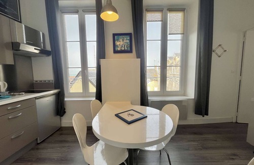 Arromanches-les-Bains Apartment | Le Joffre - Studio sur la Digue en Centre Ville