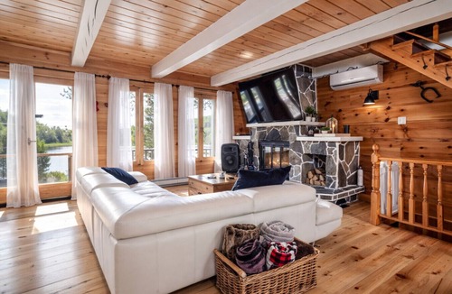 Entrelacs Ski Chalet | Le Martini Bord de l eau, spa, piscine.