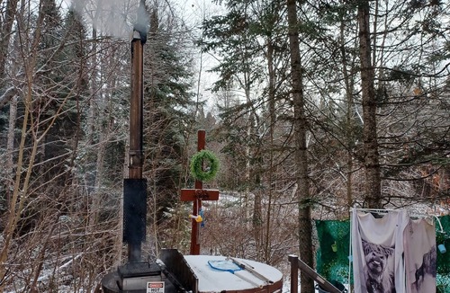 Montpellier House | Le petit cottage du grand boisé - with wood-fired outdoor spa.