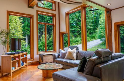 Val David Ski Chalet | Le Sculptural Spa, billiards, firepit & pool