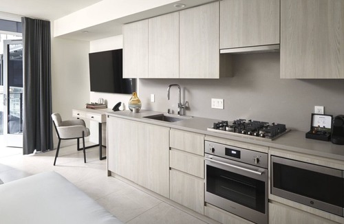 South Lake Union Hotel | Level Seattle- Studio Suite w/full kitchen, in-room laundry & resort amenities