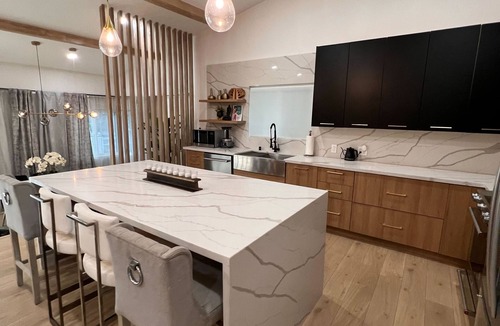 Crenshaw House | Light-Filled Modern Escape Home with Free Parking