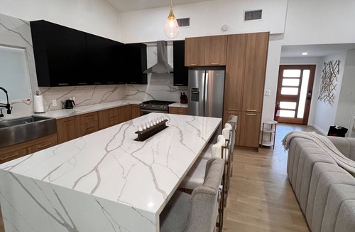 Crenshaw House | Light-Filled Modern Escape Home with Free Parking