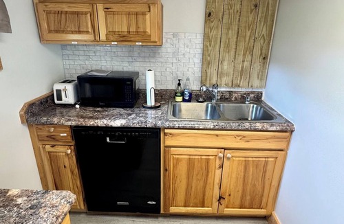 New London Other | Little House on the Hill - Family and Pet Friendly Serene Farmhouse