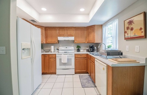 Jan Phyl Village House | Live Oak Oasis - Getaway Close to Legoland! Sleeps 8 Guests, Fenced yard, Games