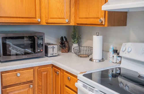 Jan Phyl Village House | Live Oak Oasis - Getaway Close to Legoland! Sleeps 8 Guests, Fenced yard, Games