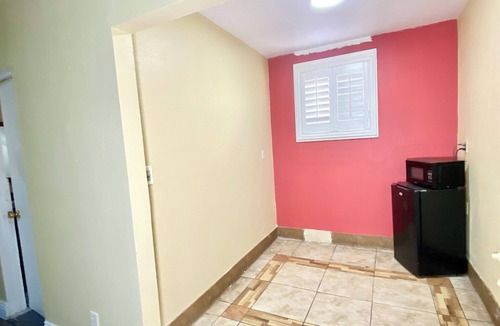 Hellman Street Hotel | LONG BEACH MOTEL