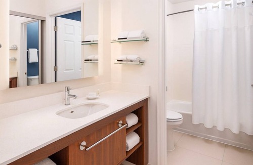 Arts/Warehouse District Hotel | Look No More! Two Family-friendly Suites with Full Kitchen and Free Breakfast!
