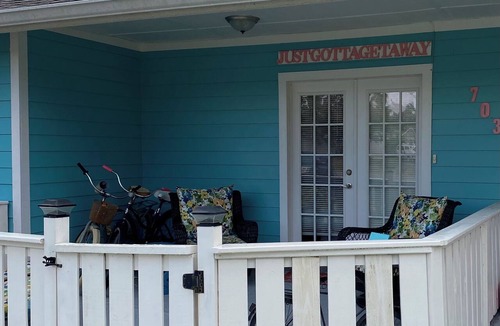 Sleepy Hollow Cottage | Looking to Just Get Away? Cute Cottage with Pool. Close to the Beach!