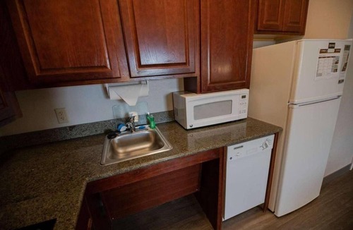Highlands - Perkins Hotel | Louisiana Gem Away from Home! Full Kitchen, Pet-friendly, Onsite Pool, Parking!