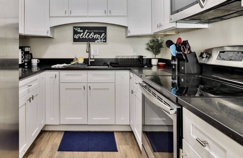 Seabreeze Historic District Apartment | Lovely 2 Bed/1 Bath Condo Minutes from beach