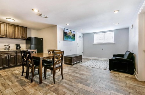 Navarre Apartment | Lovely 2BR next to City Park by Hosteeva