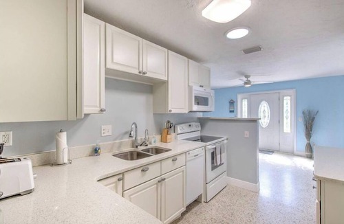Ocean Shores House | Lovely Ormond Beach bungalow! Walk to the beach!