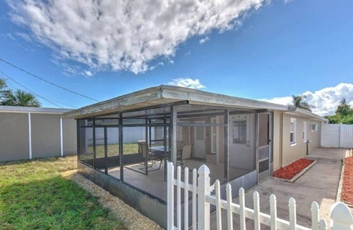 Ocean Shores House | Lovely Ormond Beach bungalow! Walk to the beach!