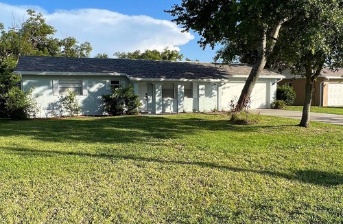 New Smyrna Beach House | Lovely Private 2 Bedroom 6 miles to the beach and 5 minutes to the river