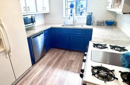 Beaumont House | Lovely Retro 2BR 2.5BA In Quiet Neighborhood