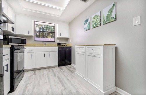 Nichols Condo | Luxe 2-Bed Condo Near Orlando & Tampa – King Bed, Smart TVs, Serene Terrace, +