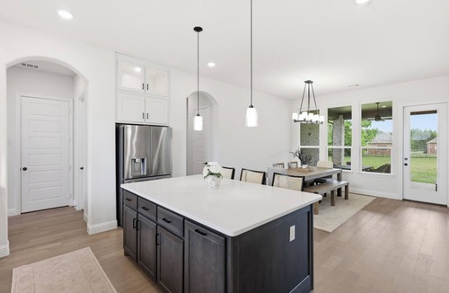 Gunter House | LUXE COUNTRY FARMHOUSE with over 1 acre, dogs OK, 4bd, 3 ba fully furnished!