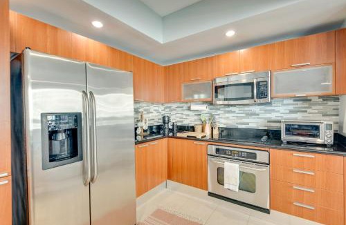 Kingston House | Luxe Resort Condo - 2 Mi to Daytona Beach!