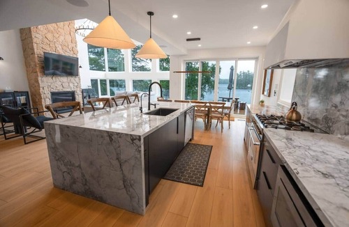 Whitestone House | Luxury Rockshore Lakehouse w/hot tub & golf sim