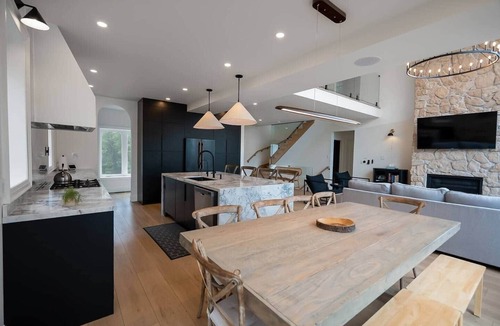 Whitestone House | Luxury Rockshore Lakehouse w/hot tub & golf sim