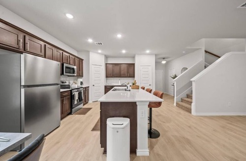 Denton Villa | Luxurious 4 Bed Duplex Getaway