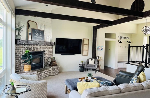 Butte Des Morts House | Luxurious and Spacious 5-bedroom house - Only 35 Minutes from Lambeau Field!