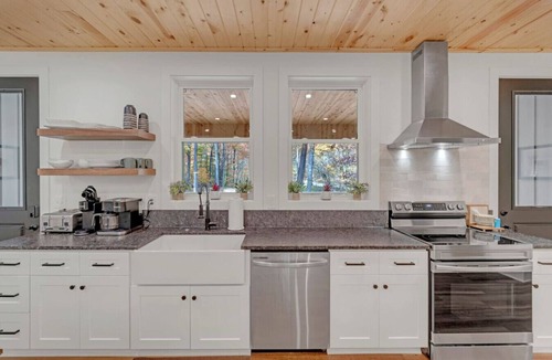 Logan Cabin | Luxurious cabin, sleeps 15 | The Woodford