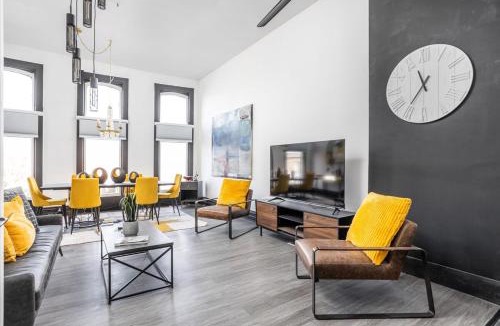 Crawfordsville House | Luxurious Downtown Penthouse Great Views