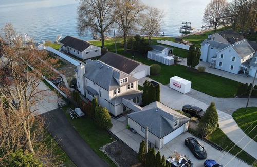 Anchorville House | Luxurious Lakefront Retreat