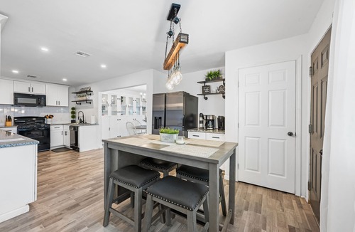 Angleton House | Luxurious Modern Farmhouse 3BR/2BA