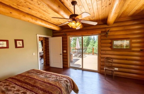 C-Road Cabin | Luxurious & spacious log cabin rental. Family friendly. Lots of amenities.
