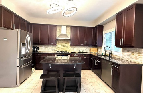 Durham Region Villa | Luxurious Villa: 1 hour to Toronto+3 Living Rooms+4 bedrooms+4 toilets+ Backyard