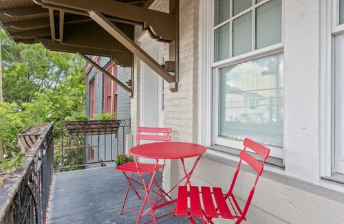 Lower Garden District Apartment | Luxury 2BD Apt | 1 Block off St. Charles