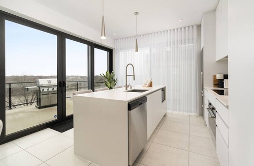 Laval Apartment | Luxury 2BR Condo w/Rooftop Jacuzzi & Water Views