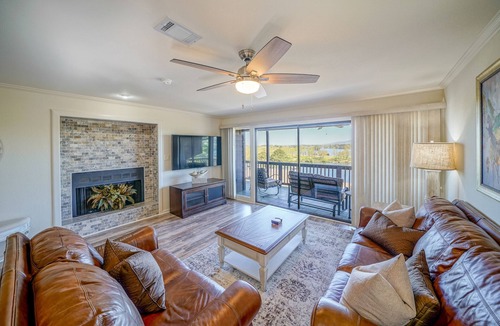 Lake Hamilton Condo | Luxury 3/3 Condo on Lake Hamilton - Fall is the best time in Hot Springs