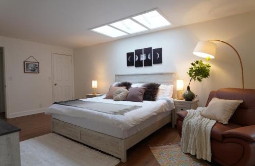 Shoreline House | Luxury 4BR house, Huge Yard, Theater, A/C, Pets