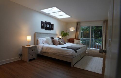 Shoreline House | Luxury 4BR house, Huge Yard, Theater, A/C, Pets