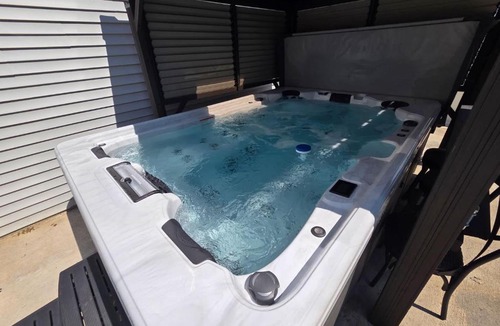 Acton House | Luxury 5BR Estate Backyard Jacuzzi Gazebo & Outdoor Kitchen