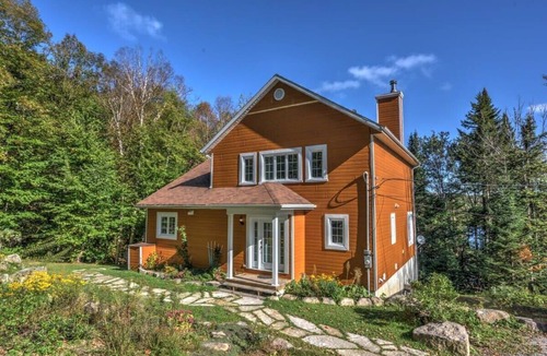 St-Adolphe-d'Howard Ski Chalet | Luxury chalet retreat Wood fire, Hot Tub & Sauna