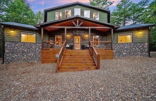Broken Bow Cabin | Luxury Cabin with Rustic Charm and Modern Amenities in Broken Bow, Oklahoma.