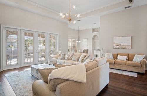 Lakeland House | Luxury Heated Pool Home, 85 inch TV, King bed