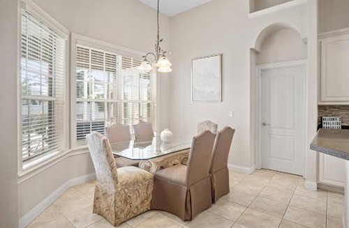 Lakeland House | Luxury Heated Pool Home, 85 inch TV, King bed
